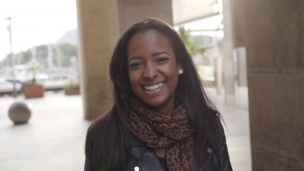 Retrato Una Mujer Negra Afroamericana Mirando Cámara Riendo Aire Libre — Vídeo de stock