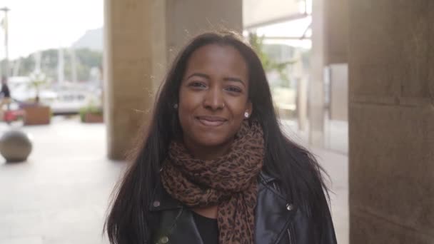 Retrato Una Mujer Negra Afroamericana Mirando Cámara Sonriendo Aire Libre — Vídeo de stock