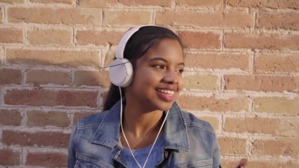 Retrato Una Joven Afroamericana Con Auriculares Escuchando Música Cantando Bailando — Vídeo de stock