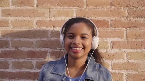 Retrato Joven Afroamericano Con Auriculares Escuchando Música Sonriendo Divertido Una — Vídeos de Stock
