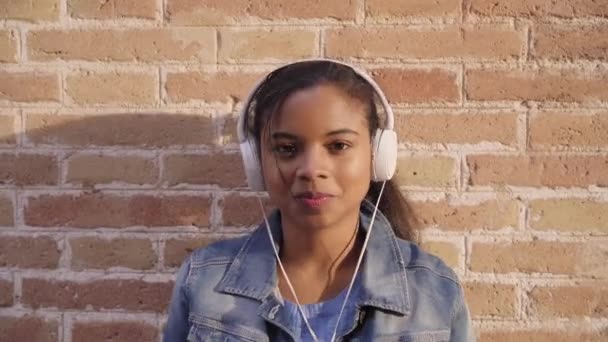 Πορτρέτο Της Νεαρής Αφροαμερικανής Γυναίκας Ακουστικά Ακούγοντας Μουσική Τραγουδώντας Και — Αρχείο Βίντεο