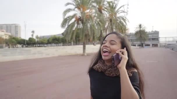 Mujer Negra Joven Feliz Sonriente Medio Calle Hablando Por Teléfono — Vídeo de stock