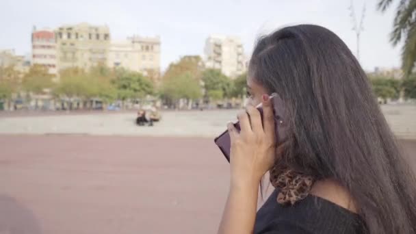 Feliz Sonriente Joven Negra Medio Calle Coge Teléfono Empieza Llamar — Vídeo de stock