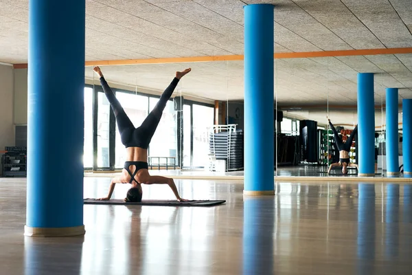 Giovane Donna Pratica Asana Equilibrio Una Sessione Yoga Palestra Salamba — Foto Stock