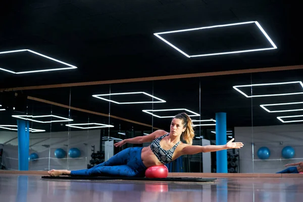 Una Mujer Caucásica Haciendo Ejercicios Pilates Fitness Ball Gimnasio Moderno — Foto de Stock