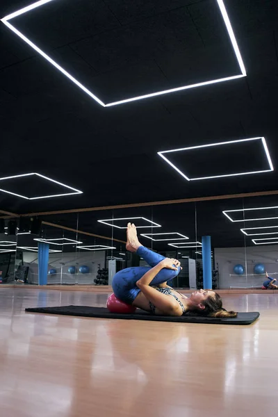 Una Mujer Caucásica Haciendo Ejercicios Pilates Fitness Ball Gimnasio Moderno — Foto de Stock