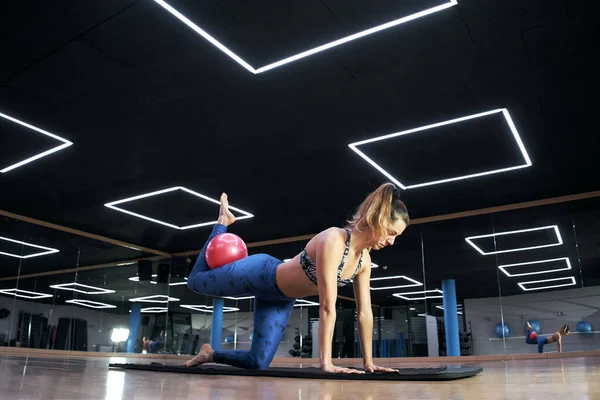 Una Mujer Caucásica Haciendo Ejercicios Pilates Fitness Ball Gimnasio Moderno — Foto de Stock