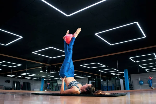 Una Donna Caucasica Che Esercita Esercizi Pilates Fitness Ball Una — Foto Stock