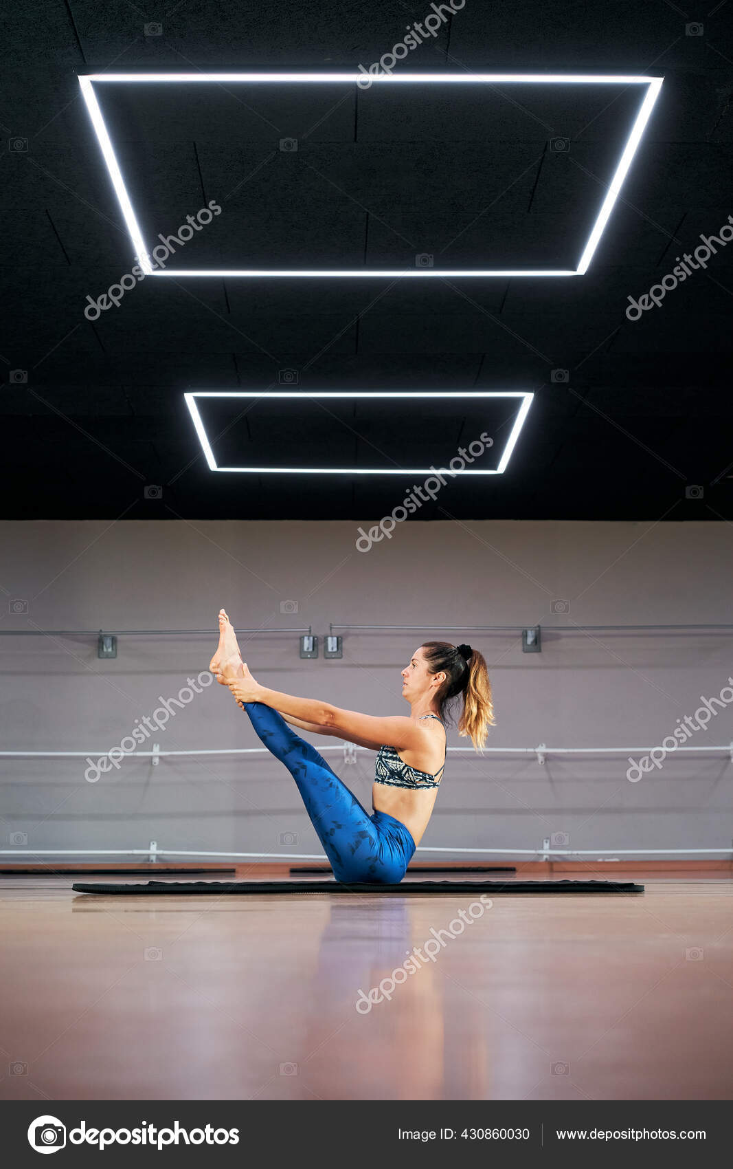 Atractiva Joven Practicando Pilates Gimnasio Ejercitándose Ropa Deportiva Azul: fotografía de stock CarlosBarquero #430860030 | Depositphotos