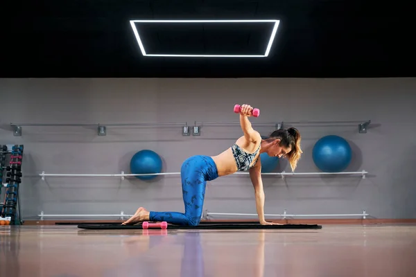 Entrenamiento Fila Mesa Fitness Gimnasio Mujer Caucásica Entrenando Brazos Haciendo — Foto de Stock