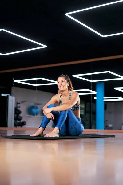 Sonriente Joven Atractiva Mujer Que Usa Ropa Deportiva Relajante Durante — Foto de Stock