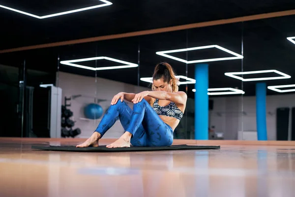 Atractiva Joven Practicando Yoga Pilates Gimnasio Ejercitándose Ropa Deportiva Azul — Foto de Stock