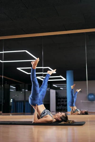 Atractiva Joven Practicando Yoga Pilates Gimnasio Ejercitándose Ropa Deportiva Azul — Foto de Stock