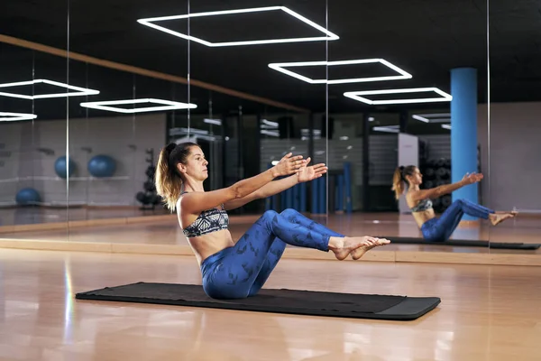 Atractiva Joven Practicando Yoga Pilates Gimnasio Ejercitándose Ropa Deportiva Azul — Foto de Stock