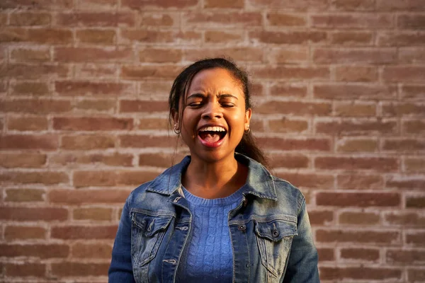 Imagen Una Joven Afroamericana Gritando Emocionada Con Los Ojos Cerrados — Foto de Stock