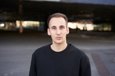 Kameraya bakıyorum. Şehirde dikilen ciddi bir İspanyol gencin portresi..