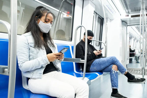 Una Donna Nera Uomo Bianco Con Maschere Seduti Nella Metropolitana — Foto Stock