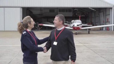Bayan uçuş eğitmeni ilk uçuşu için öğrencisini tebrik ediyor..