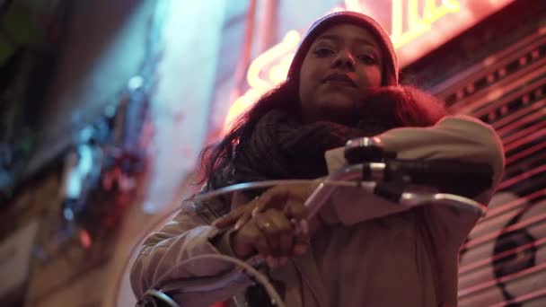 Kışlık Giysiler Içindeki Siyah Kadın Ukala Görünüyor Bir Şehirde Bir — Stok video