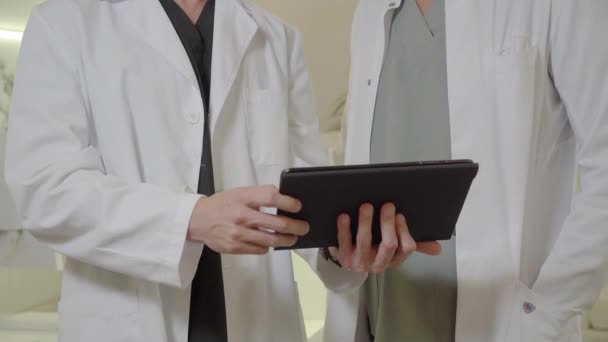 마스크를 산부인과 클리닉에서 태블릿 화면을 의사의 의학적 — 비디오