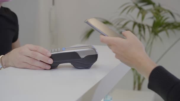 Imagem Perto Das Mãos Cliente Pagando Com Smartphone Uma Farmácia — Vídeo de Stock