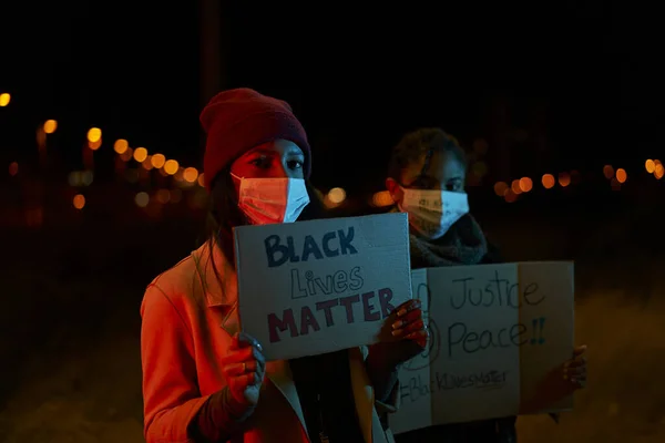 Afroamerykanka Trzymająca Sztandar Stojąca Tłumie Protestujących Demonstracja Przeciwko Brutalności Policji — Zdjęcie stockowe