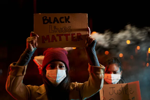 Afroamerykanki Demonstrujące Przeciwko Rasizmowi Demonstranci Mieście Chorągwiami Walczącymi Swoje Prawa — Zdjęcie stockowe