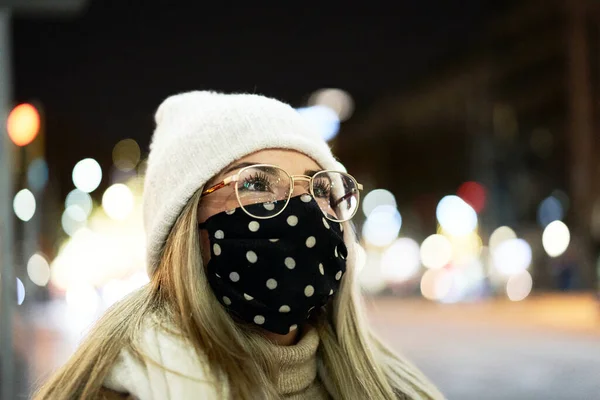 Maske Takmış Genç Bir Sarışının Arka Planda Bir Sürü Işık — Stok fotoğraf