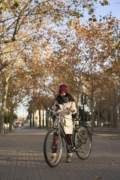 Fotografía Vertical Una Mujer Joven Bicicleta Usando Smartphone Lleva Ropa — Foto de Stock