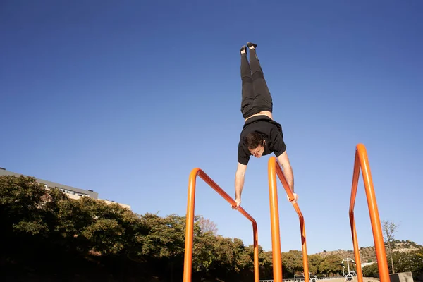 Niedriger Winkel Eines Mannes Der Handstand Auf Der Stange Macht — Stockfoto