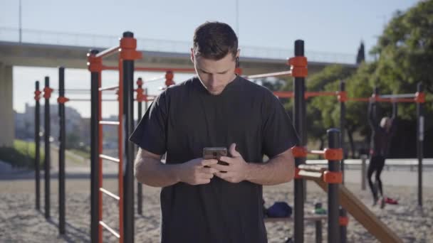 Sportovec Baru Kontroluje Svůj Telefon Sobě Bezdrátové Sluchátka — Stock video