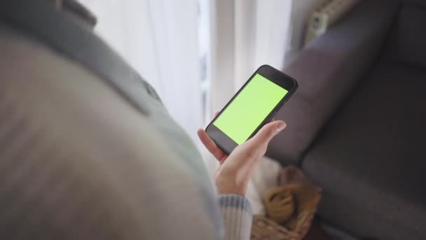 Een Vrouw Met Een Groene Telefoon Vrouw Met Mobiele Telefoon — Stockvideo