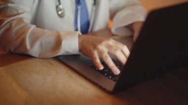 Dizüstü bilgisayarda yazı yazan bir kadının çok fazla hareketi ile vurulmuş..