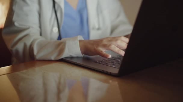 Vrouwelijke Dokter Werkt Aan Een Computer Scène Begint Bij Het — Stockvideo