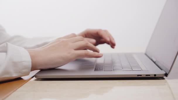 Close Van Een Onbekende Vrouw Die Typt Een Laptop — Stockvideo