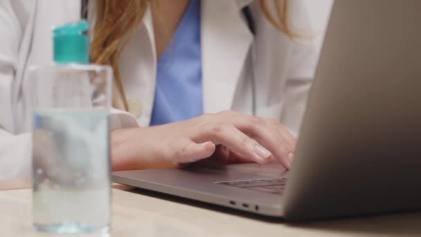 Zbliżenie Nieznanej Lekarki Piszącej Laptopie Pierwszym Planie Znajduje Się Butelka — Wideo stockowe