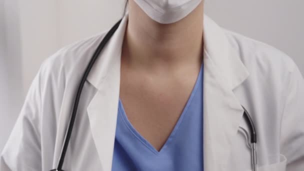 Close Uma Médica Tirando Máscara Olhando Para Câmera Iluminação Estúdio — Vídeo de Stock