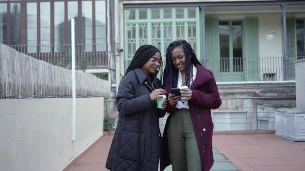 Dolly Atirou Duas Jovens Mulheres Usando Telefone Segurando Café Fora — Vídeo de Stock