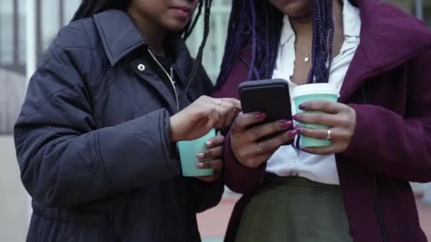 Dolly Disparó Las Manos Dos Mujeres Jóvenes Usando Teléfono Sosteniendo — Vídeo de stock