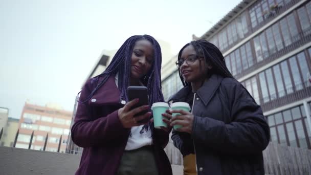 Due Giovani Donne Fuori Bere Caffè Mentre Discutono Qualcosa Che — Video Stock