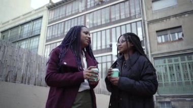 İki iş kadını işten sonra kahve içer ve ofislerinde mola verirken yeni projeler hakkında konuşurlar..