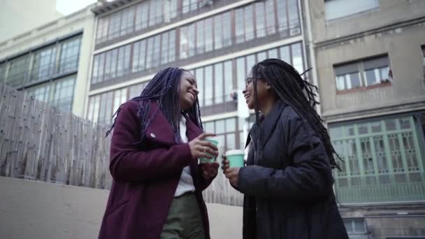 Två Affärskvinnor Dricker Kaffe Skrattar Och Pratar Paus Sitt Kontor — Stockvideo