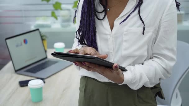 Primer Plano Las Manos Una Mujer Negocios Pie Oficina Utilizando — Vídeo de stock