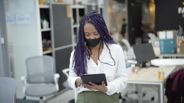 Retrato Uma Mulher Negócios Escritório Usando Tablet Ela Vira Olhar — Vídeo de Stock