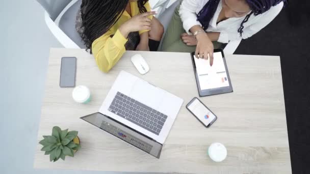 Κάτοψη Δύο Νεαρών Μαύρων Γυναικών Που Δουλεύουν Στο Γραφείο Επανεξέταση — Αρχείο Βίντεο