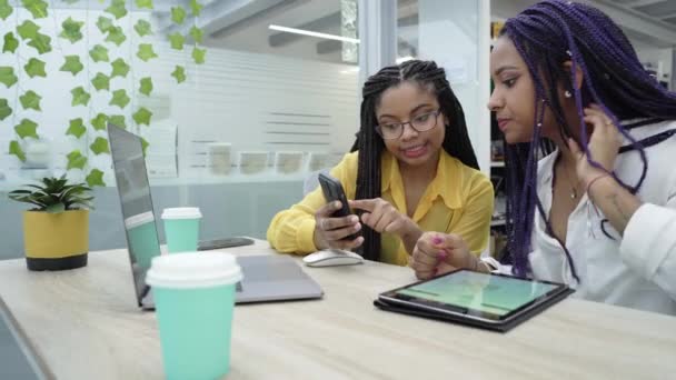 Ofisteki Kadın Arkadaşları Pazarlama Stratejilerini Tartışıyor Telefon Tablet Bilgisayardaki Analitik — Stok video