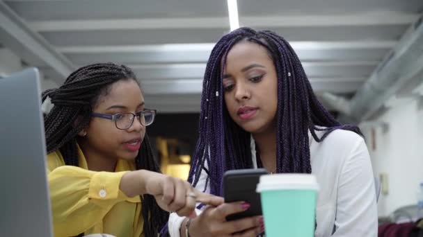 Colleghi Afroamericani Parlano Lavoro Alla Riunione Dell Ufficio Uno Smartphone — Video Stock
