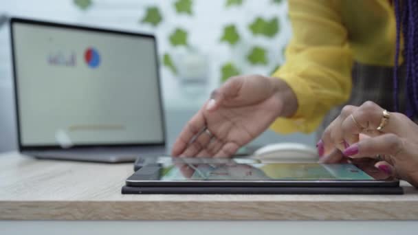 Primer Plano Las Manos Femeninas Usando Una Tableta Oficina — Vídeo de stock