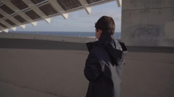 Ragazzo Sorridente Sdentato Che Guarda Una Macchina Fotografica Felice Felice — Video Stock