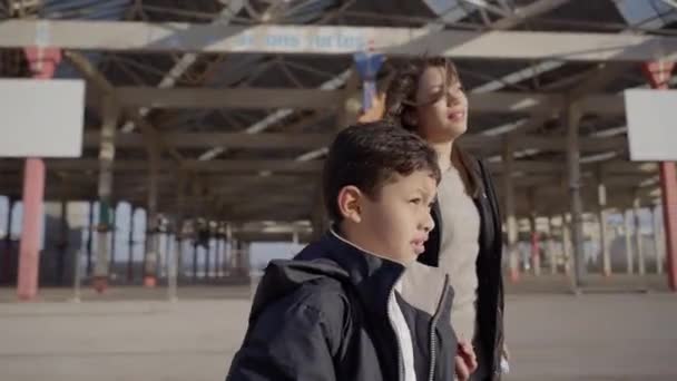 Egyedülálló Szülő Család Anya Fia Sétálnak Városban Naplementekor Beszélgetnek Mosolyognak — Stock videók